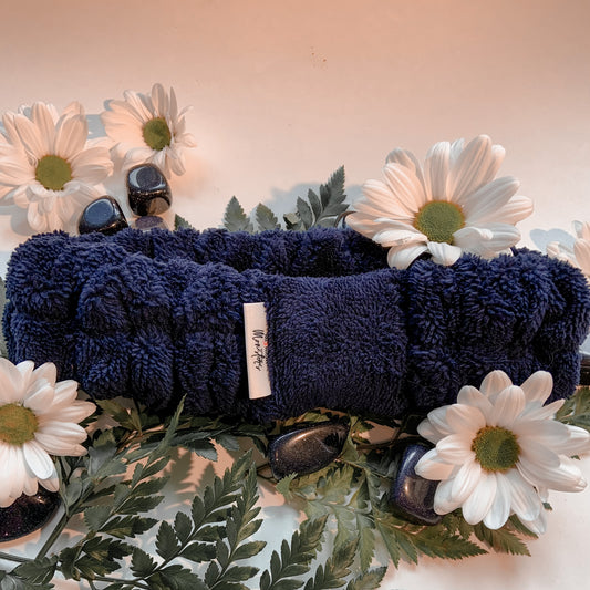 Bandeau de beauté en ratine de velours bleu foncé, accompagné de Fougères, de Marguerites et de pierres de Goldstone bleue.