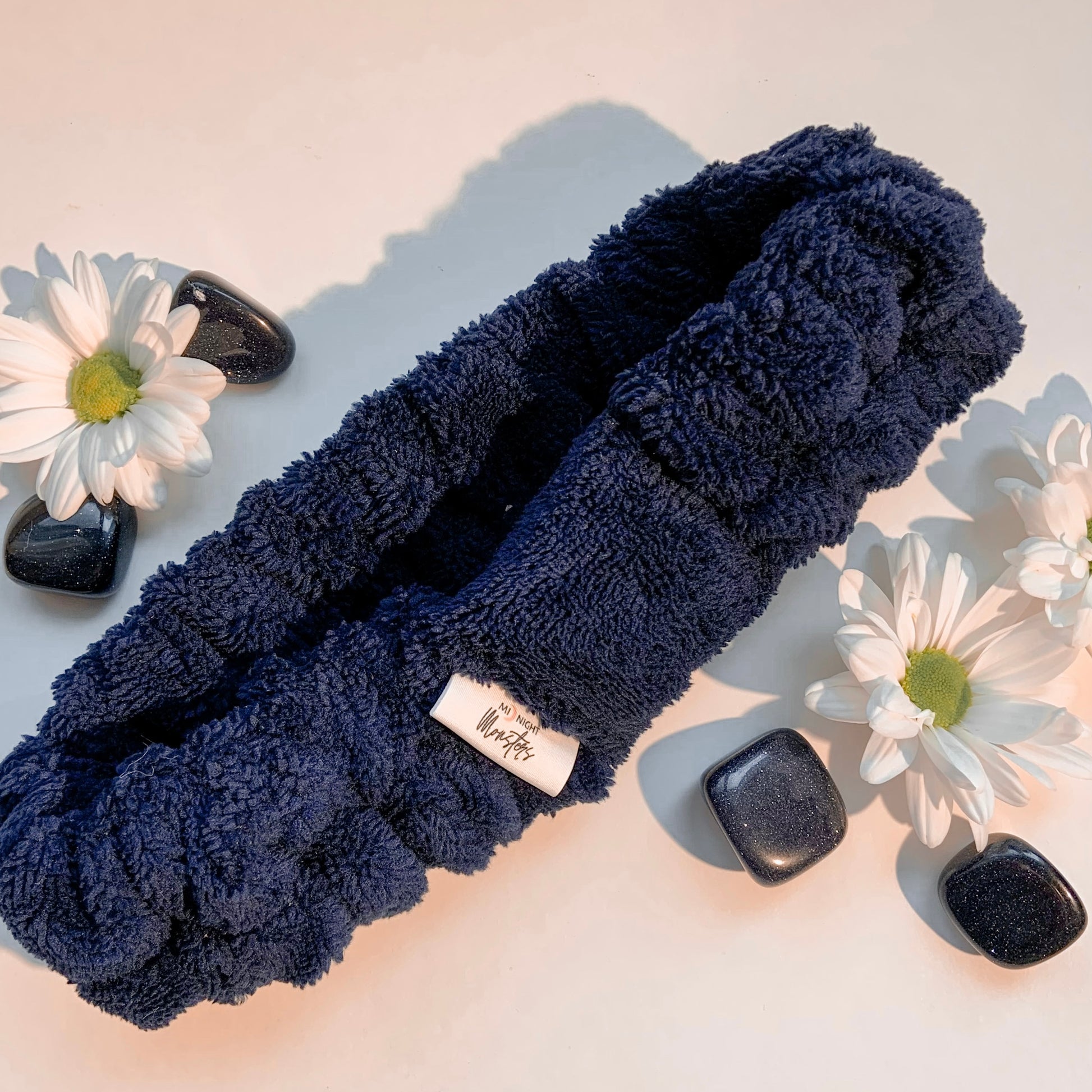 Bandeau de beauté en ratine de velours bleu foncé, accompagné de pierre de Goldstone bleue et de Marguerite.
