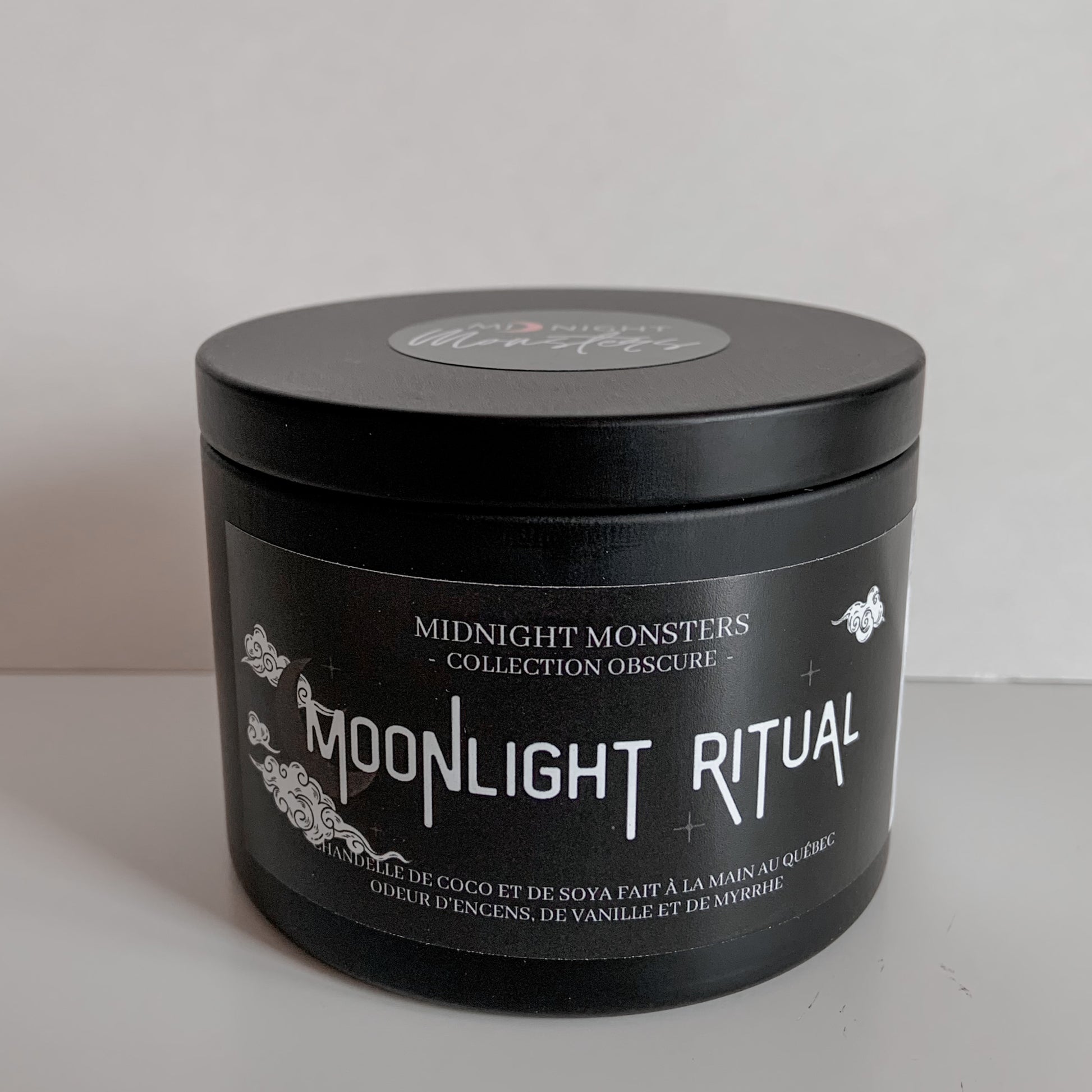 Chandelle Moonlight Ritual fermée sur arrière-plan blanc.