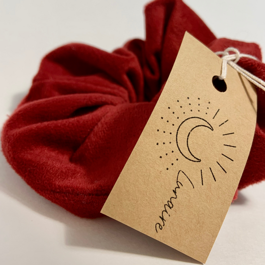 Chou rouge velour sur arrière-plan blanc. Focus sur la texture douce et sur l'étiquette Lunaire.
