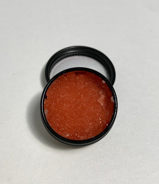 Exfoliant à lèvre Sinfuly Sweet, focus sur la texture granulée et rouge, sur arrière-plan blanc.